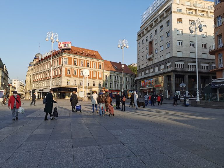 Zagrepčani u dugim redovima čekaju otvaranje tržnice i ribarnice na Dolcu