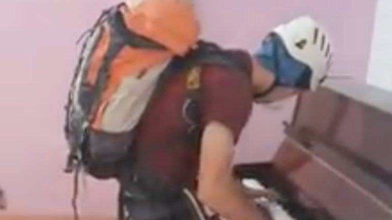 Nakon pet sati na krovu, volonteri pronašli neoštećeni klavir pa zasvirali