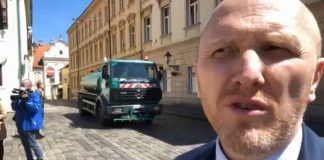 Oporba prati sjednicu s Trga svetog Marka, tvrde da je Bandić poslao kamione Čistoće