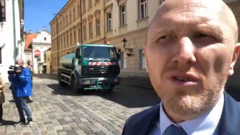 Oporba prati sjednicu s Trga svetog Marka, tvrde da je Bandić poslao kamione Čistoće