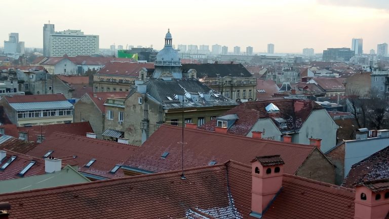 Nesretan slučaj u Dubravi: Izvodio radove na krovu u 23 sata, pao sa sedam metara visine