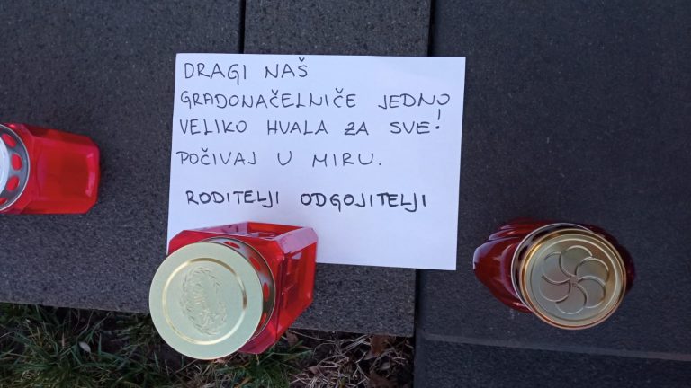 FOTO: Zagrepčani su i danas čekali u redu kako bi se upisali u knjigu žalosti za Milana Bandića