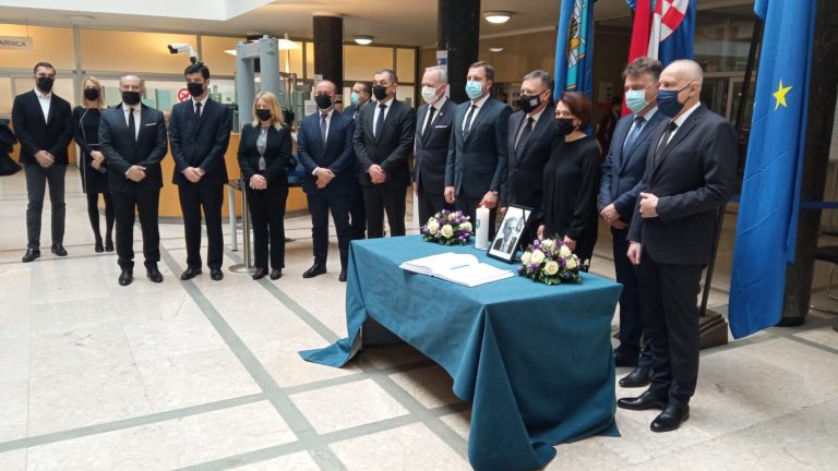 FOTO: Gradonačelnici Sarajeva, Beograda, Skopja, Splita i Ljubljane upisali se u Knjigu žalosti