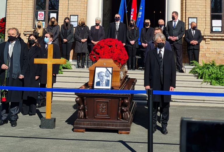 POSLJEDNJI ISPRAĆAJ MILANA BANDIĆA: Na Mirogoju izložen lijes, već se okupio značajan broj ljudi