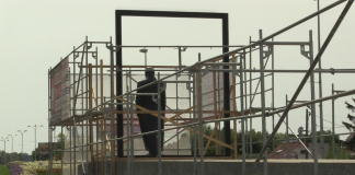 Spomenik Većeslavu Holjevcu okružen skelama