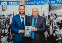 Velimir Zajec predstavlja i potpisuje svoju biografiju