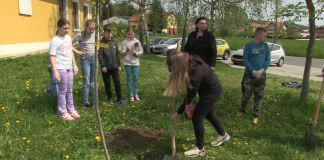 Učenici Osnovne škole Granešina posadili stabla povodom Dana planeta zemlje