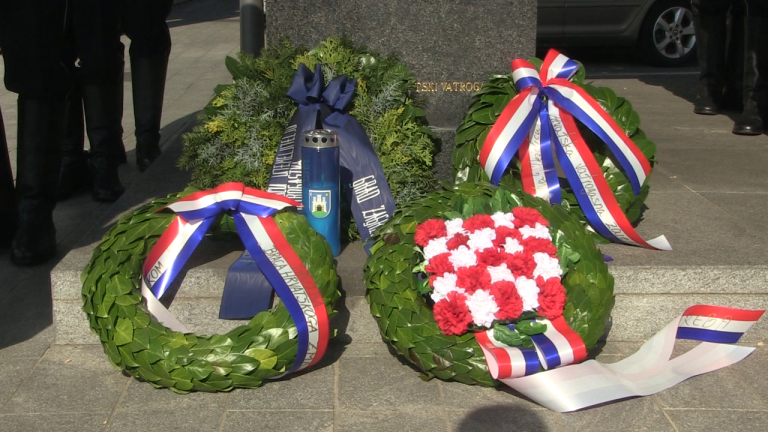 Položeni vijenci ispred biste Gjure Deželića povodom Dana hrvatskog vatrogastva