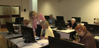 Osobe treće životne dobi svladavaju pametne telefone u Pučkom otvorenom učilištu