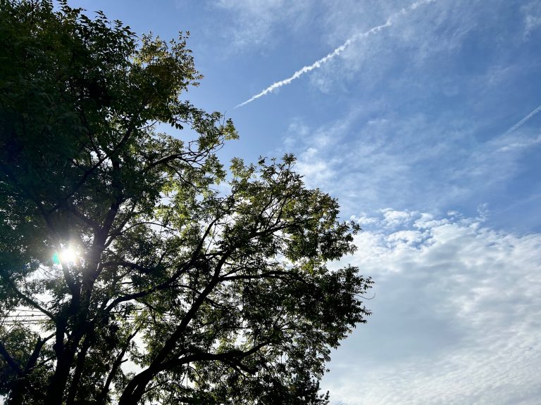 Tlak zraka u Zagrebu je trenutno 995.2 hPa, temperatura će rasti do 27°C!