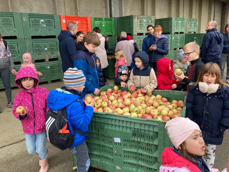 U voćnjaku Obreška za vikend je vladala prava obiteljska atmosfera
