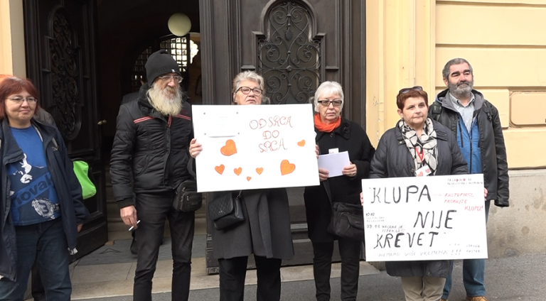 Beskućnici prosvjeduju: Klupa nije krevet, dajte nam prenoćište!
