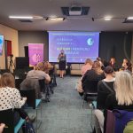 Pročelnica Lora Vidović pozdravlja okupljene stručnjake i stručnjakinje