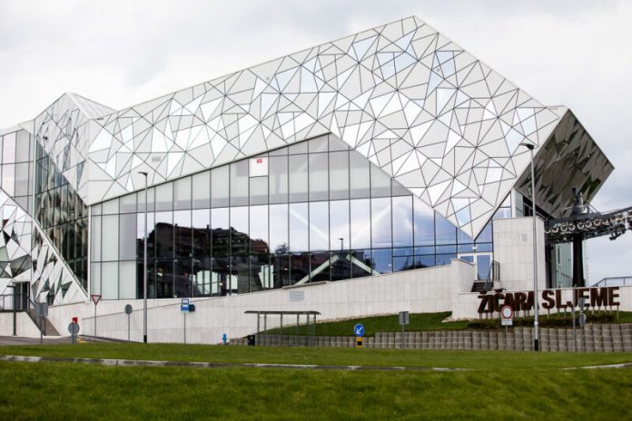 medium_759a69b0-b19a-43e9-85bf-b2795687fe48