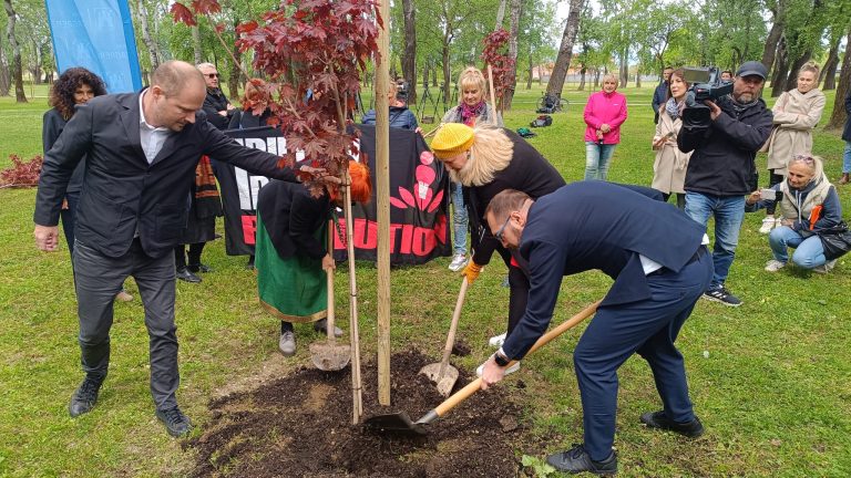 Na Bundeku posađena stabla povodom Dana planeta Zemlje, ali i akcije Milijarda ustaje protiv nasilja nad ženama i djevojčicama
