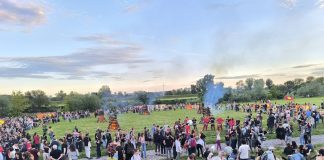Trnjanski kresovi ponovno okupili Zagreb: Sjećanje na oslobođenje grada uz glazbu, vatru i političke podjele